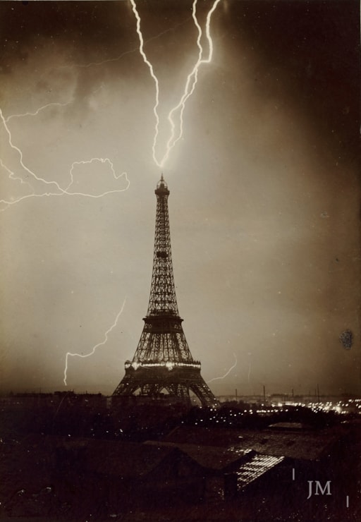 Tour Eiffel foudroyée